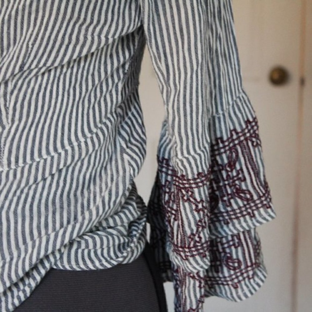 Francesca‘s top bohemian small wraparound top gray and white pinstriped softgirl - Picture 2 of 5